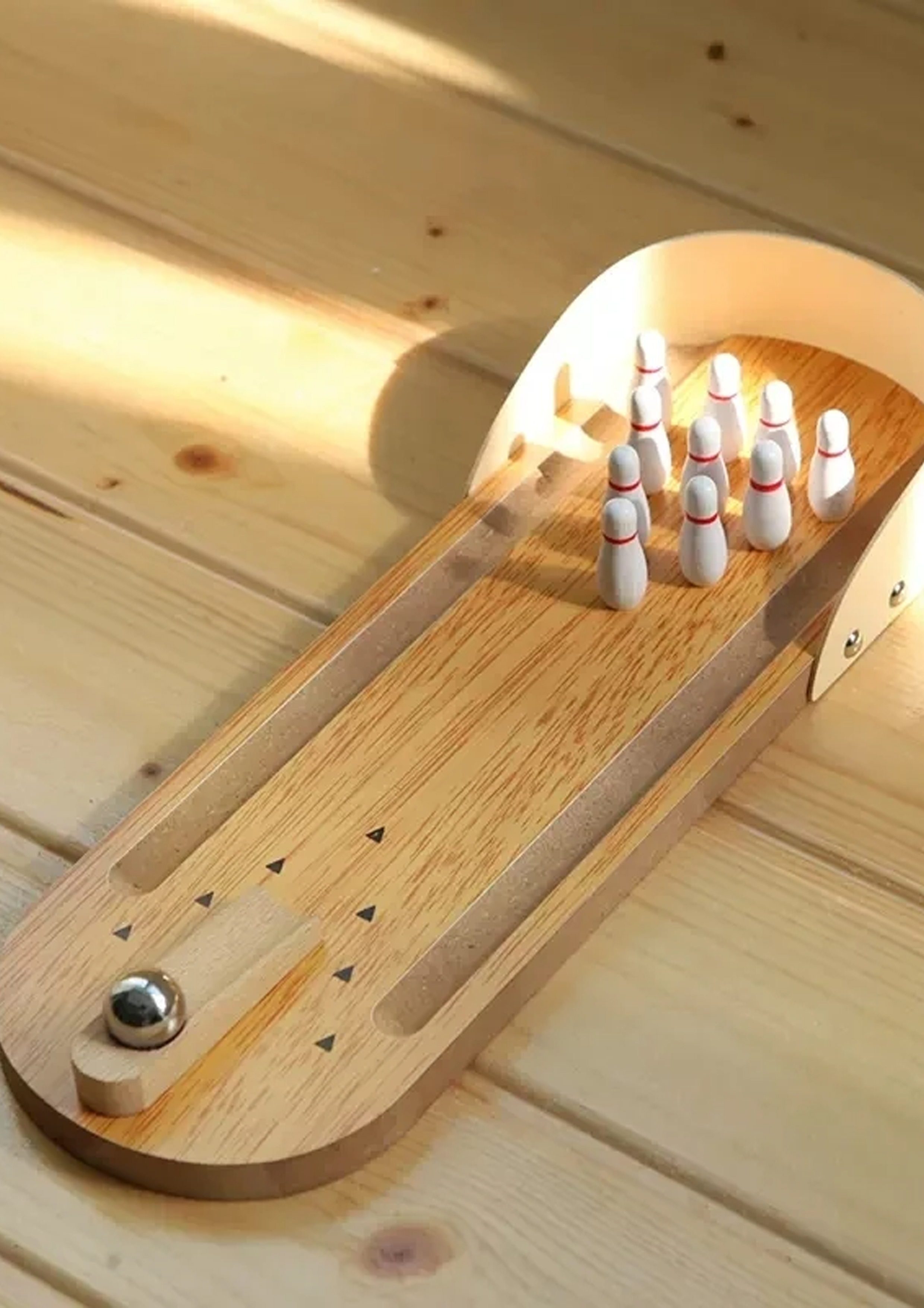 Los mini juegos de bolos de escritorio han arrasado en el lugar de trabajo, desencadenando una nueva tendencia en el entretenimiento de oficina.